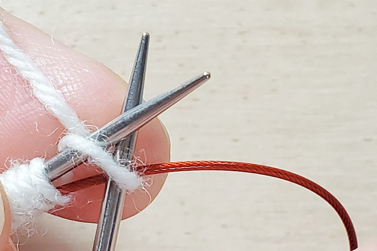 왼손바늘에 걸린 첫 코 겉뜨기