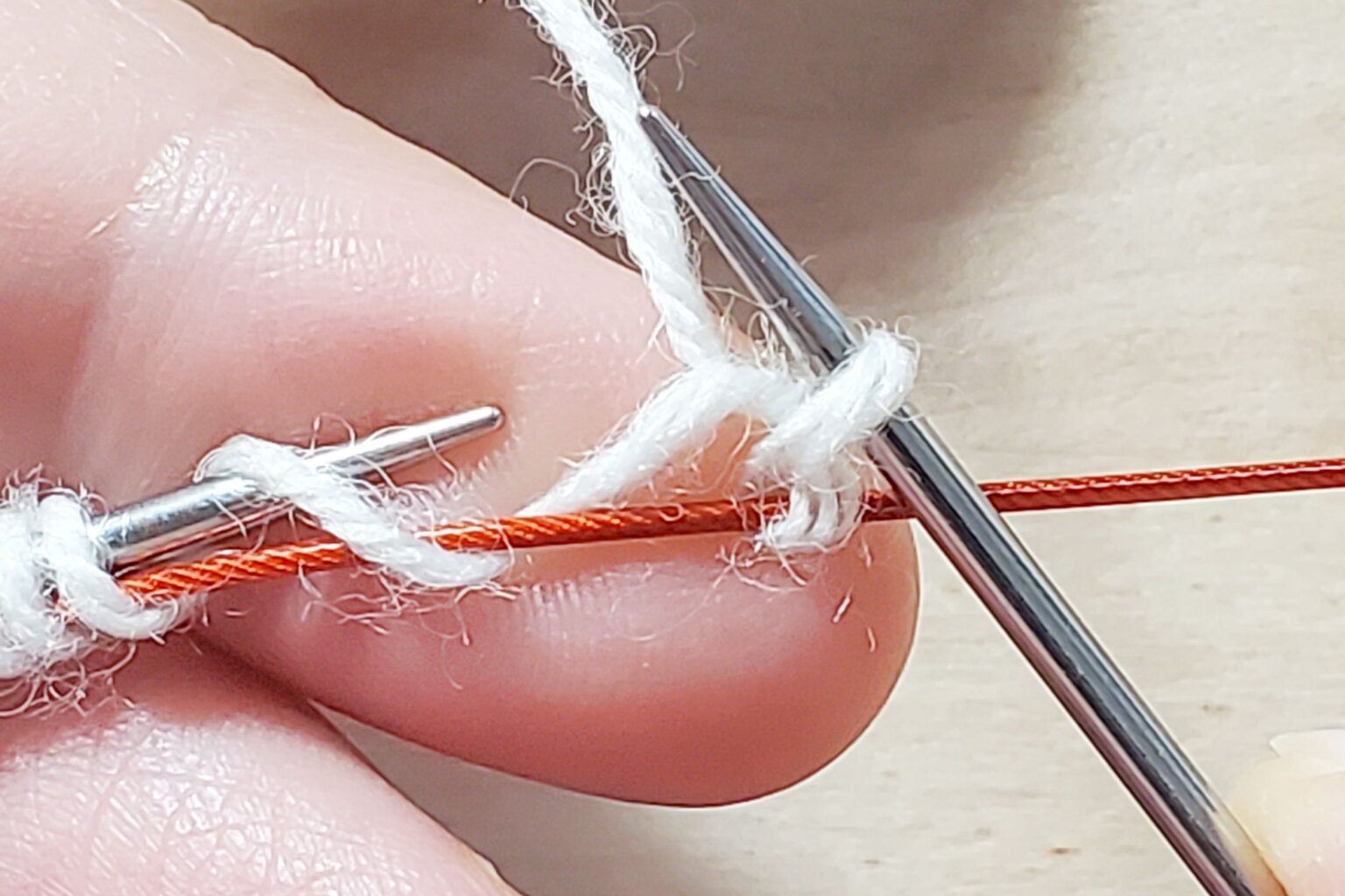 왼손바늘에 걸린 코를 빼면 1코 겉뜨기 완성